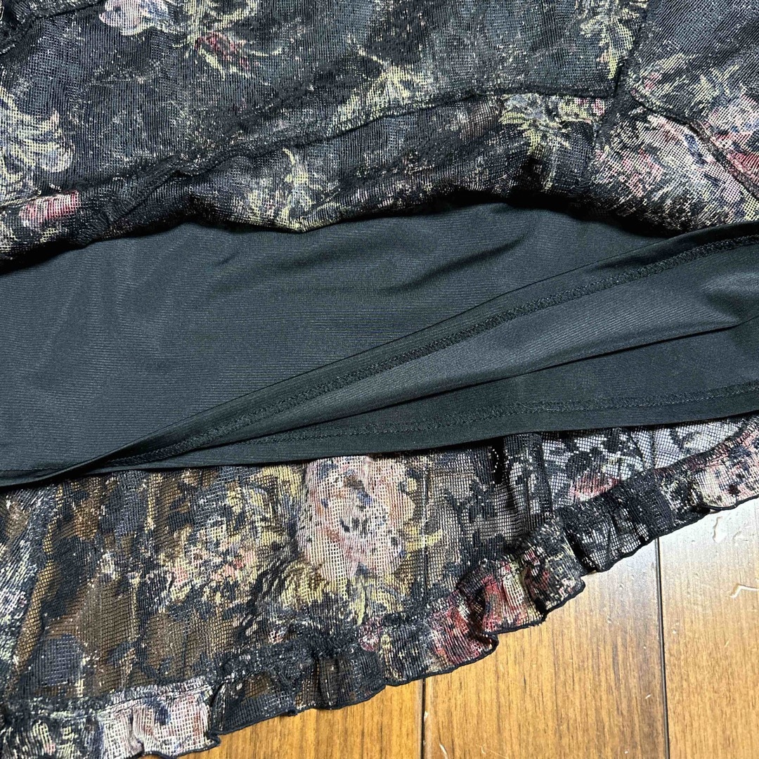 L'EST ROSE(レストローズ)のL'EST ROSE スカート 花柄  黒 レディースのスカート(ひざ丈スカート)の商品写真