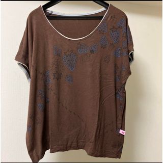 アッシュペーフランス(H.P.FRANCE)のホァナデアルコ　定番ショートTシャツ　ありといちご柄　ブラウン(Tシャツ(半袖/袖なし))