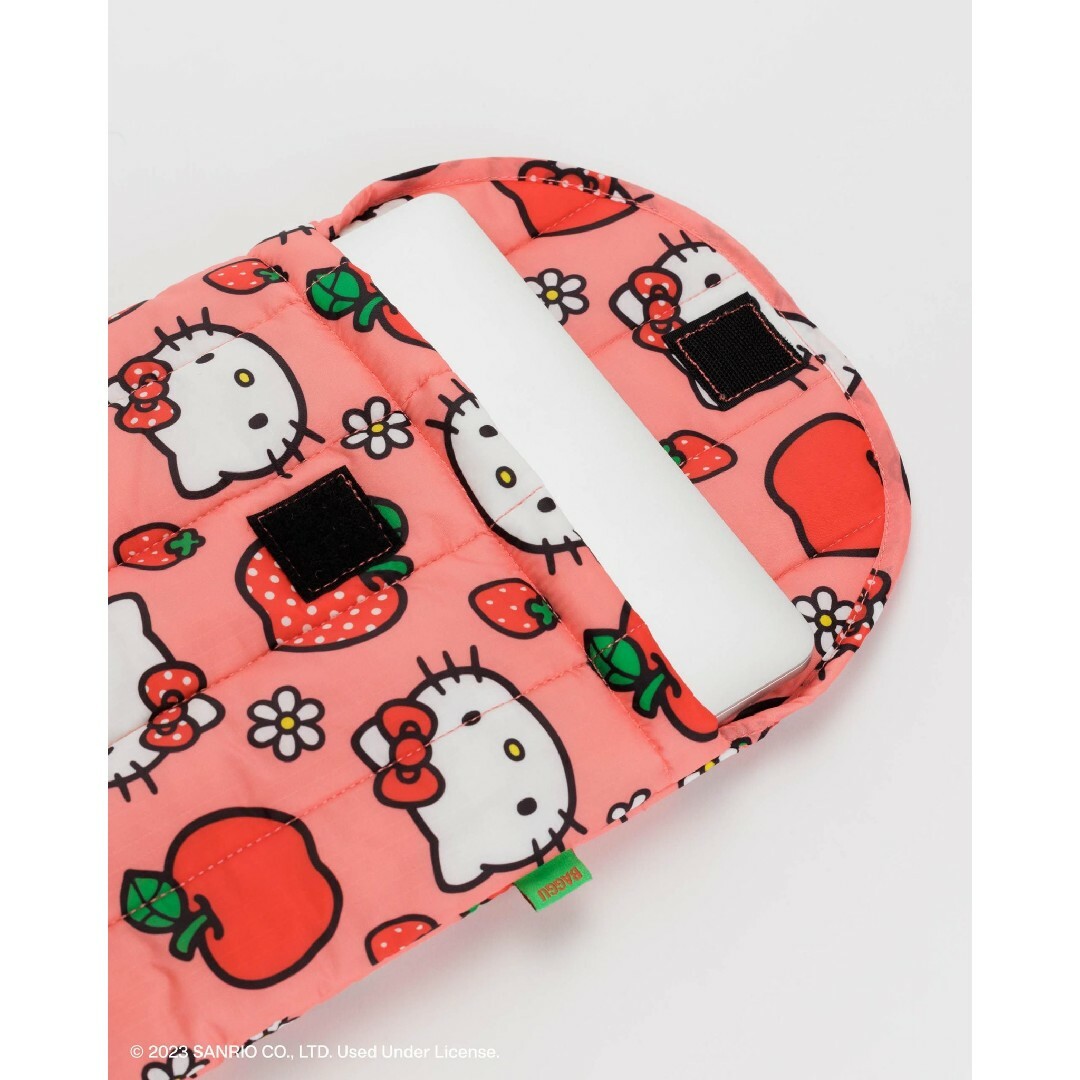 BAGGU(バグゥ)のBAGGU ハローキティアップル　PCケース laptop sleeve スマホ/家電/カメラのPC/タブレット(その他)の商品写真