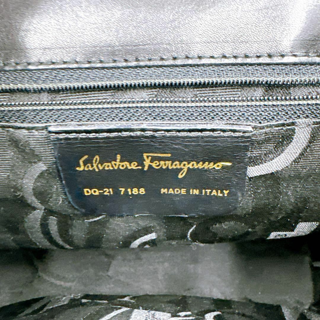 Salvatore Ferragamo(サルヴァトーレフェラガモ)のフェラガモ　DQ21 7188 ハンドバッグ　黒　本革 レディース　バッグ レディースのバッグ(ハンドバッグ)の商品写真