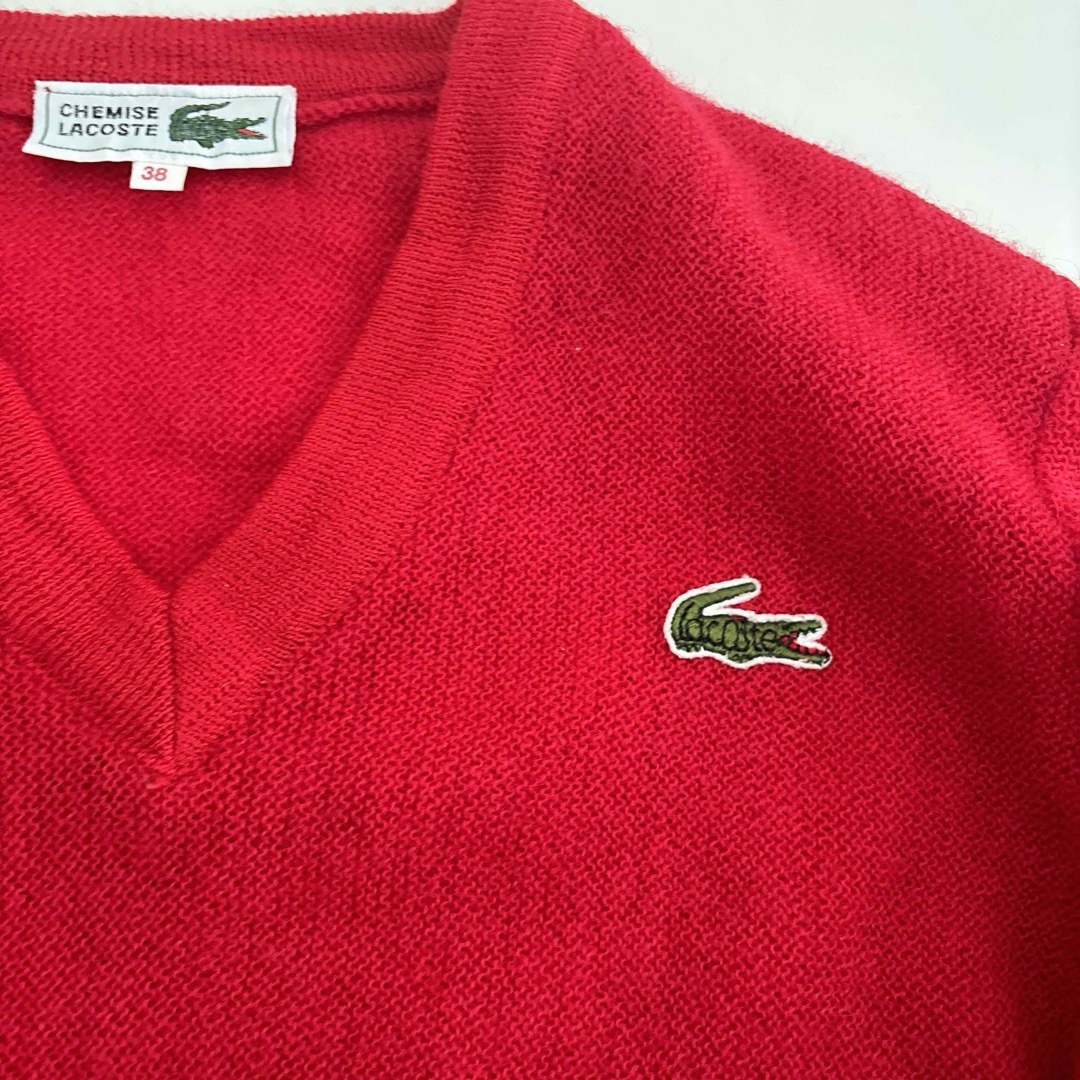 LACOSTE(ラコステ)のヴィンテージラコステCHEMISE LACOSTE赤Vネックニットトップス古着 レディースのトップス(ニット/セーター)の商品写真