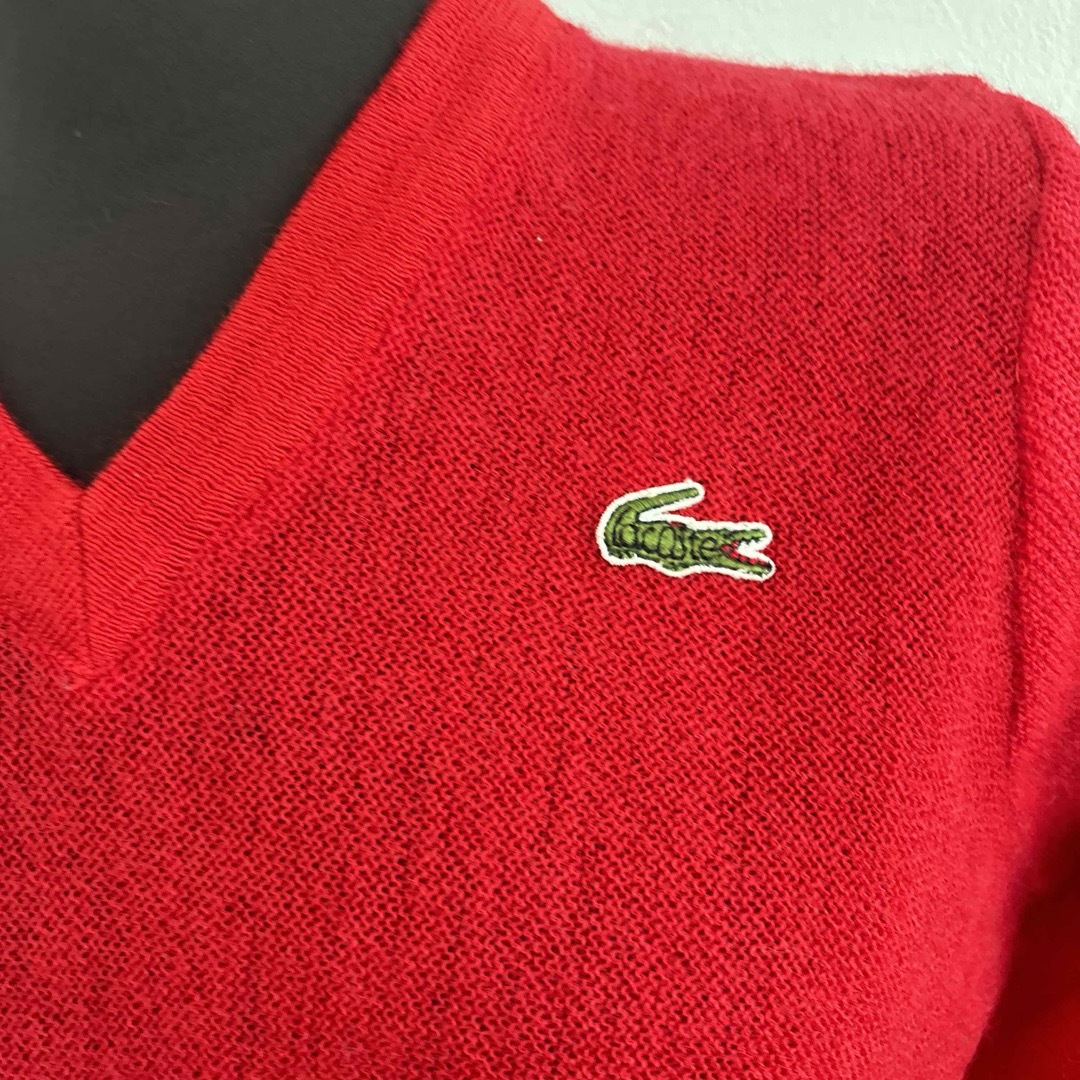 LACOSTE(ラコステ)のヴィンテージラコステCHEMISE LACOSTE赤Vネックニットトップス古着 レディースのトップス(ニット/セーター)の商品写真