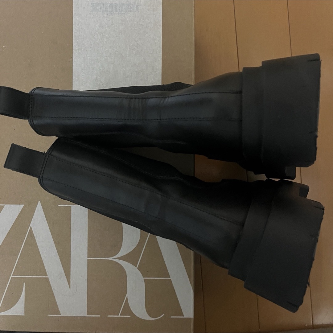 ZARA(ザラ)のZARA トラックソール付きレザーショートアンクルブーツ 36 レディースの靴/シューズ(ブーツ)の商品写真