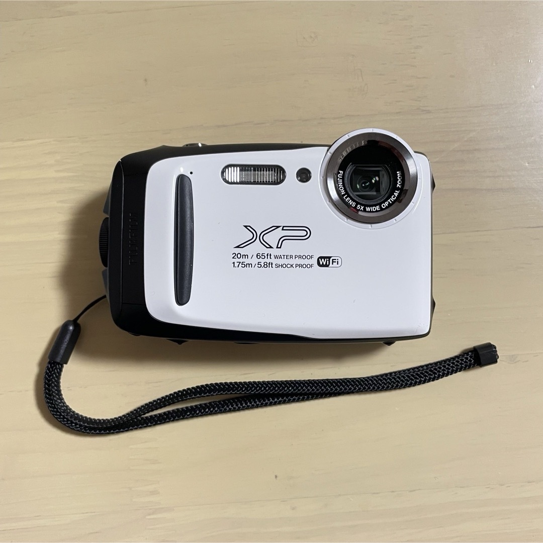 美品！富士フイルム　防水カメラ FinePix XP130 ホワイトケース付き顔認識AF自動追尾瞳AF