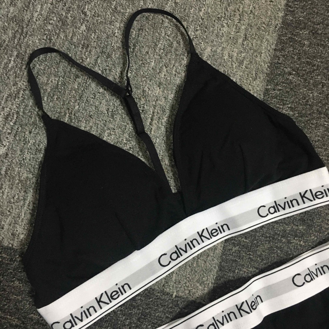 ck Calvin Klein(シーケーカルバンクライン)のカルバンクライン　レディース　上下セット　三角ブラ&ショーツ　黒　下着　M レディースの下着/アンダーウェア(ブラ&ショーツセット)の商品写真
