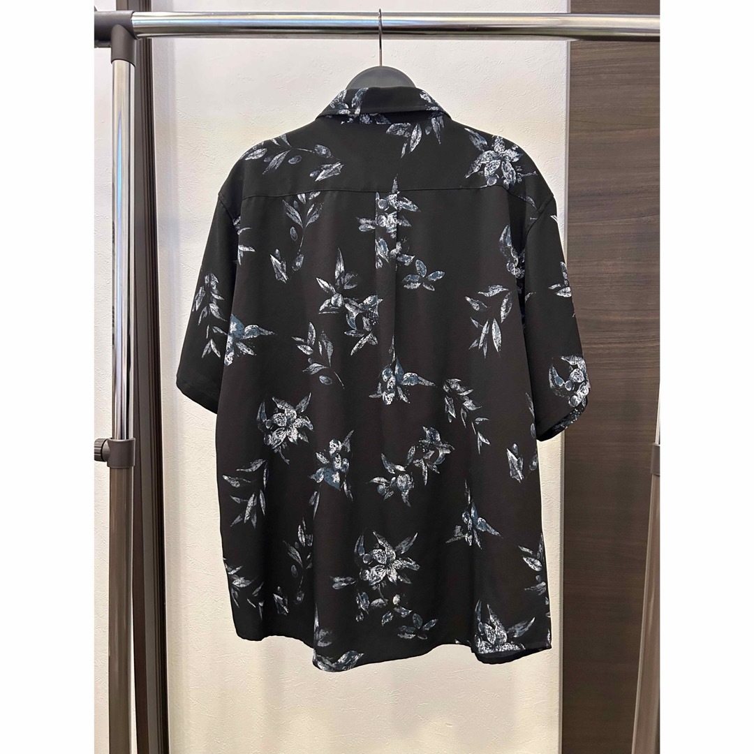 WEGO(ウィゴー)のWEGO ウィーゴー フラワープリントシャツ 半袖 ハーフスリーブ ブラック メンズのトップス(シャツ)の商品写真