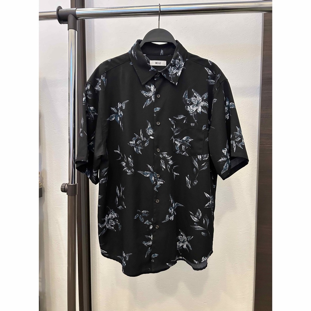 WEGO(ウィゴー)のWEGO ウィーゴー フラワープリントシャツ 半袖 ハーフスリーブ ブラック メンズのトップス(シャツ)の商品写真