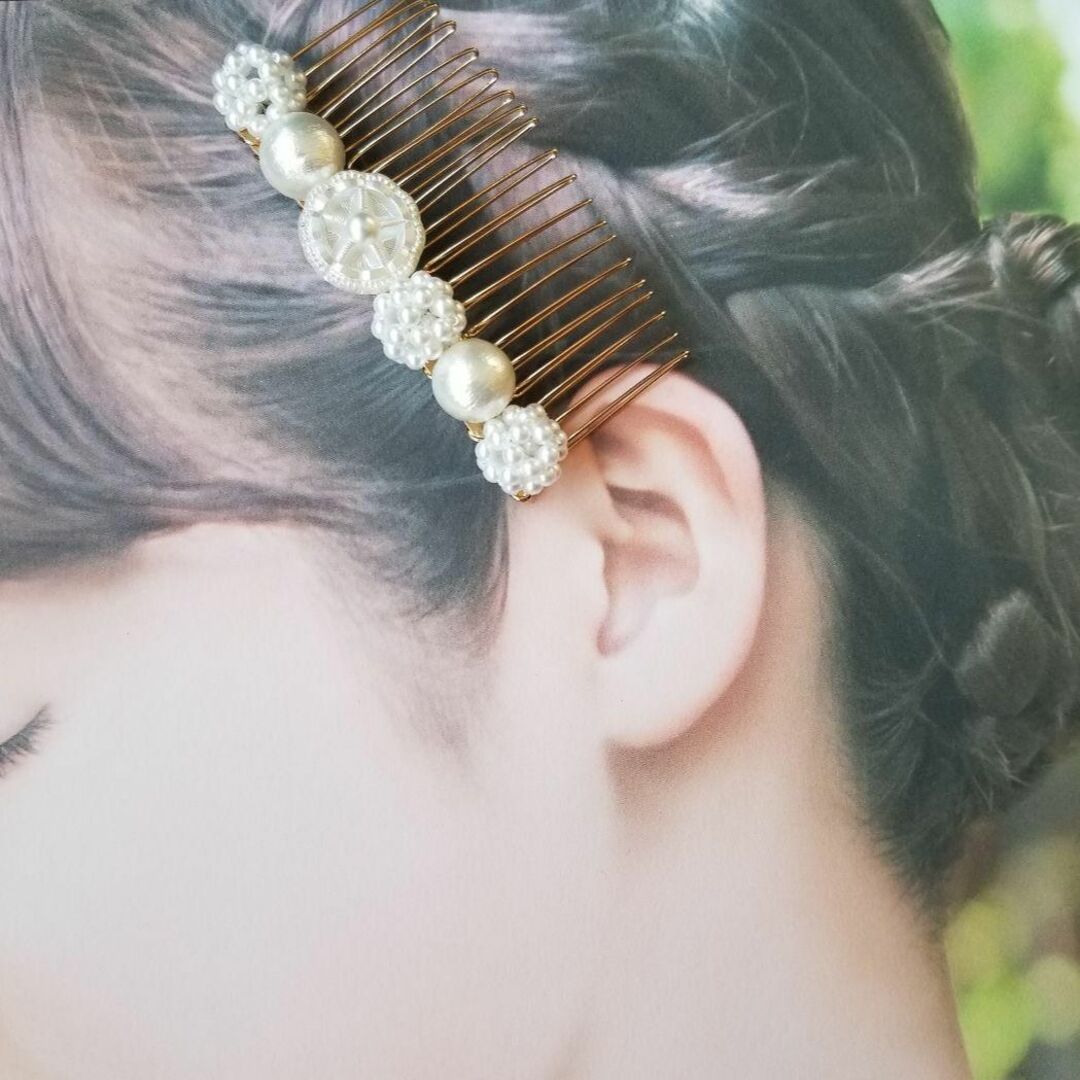 上品な輝きヴィンテージボタンとコットンバールのヘアコーム　結婚式、卒業式、入学式 ハンドメイドのアクセサリー(ヘアアクセサリー)の商品写真