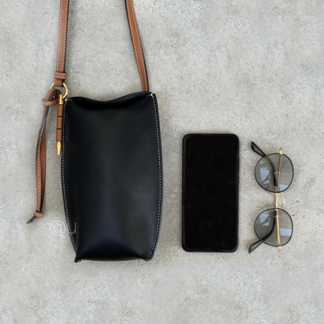 本革 レザー ミニショルダーバッグ ブラウン 黒 きれいめ カジュアル 流行 レディースのバッグ(ショルダーバッグ)の商品写真