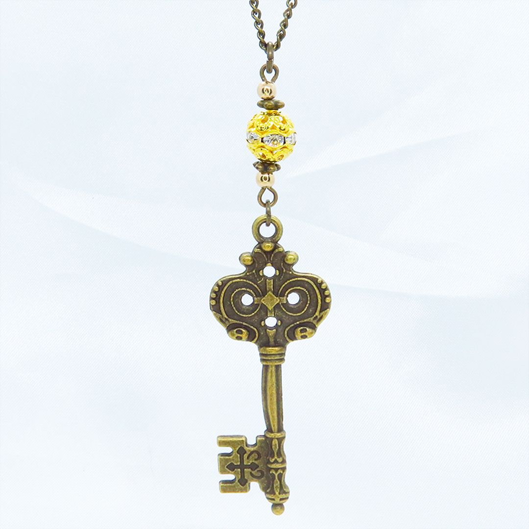 アンティークゴールド ゴシック調カギ（鍵）とゴールドメタルビーズのネックレス ハンドメイドのアクセサリー(ネックレス)の商品写真