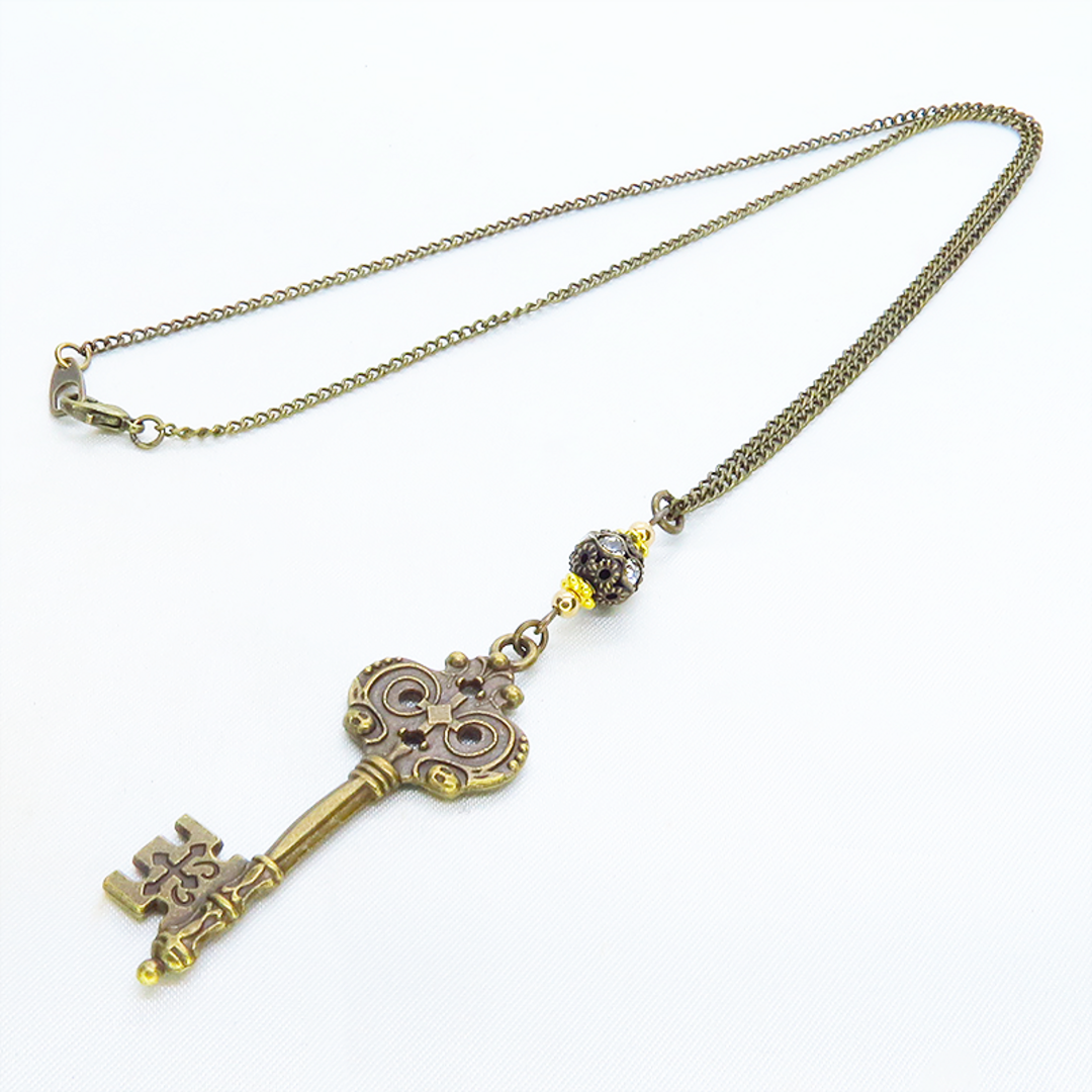 アンティークゴールド ゴシック調カギ（鍵）とブラックメタルビーズのネックレス ハンドメイドのアクセサリー(ネックレス)の商品写真