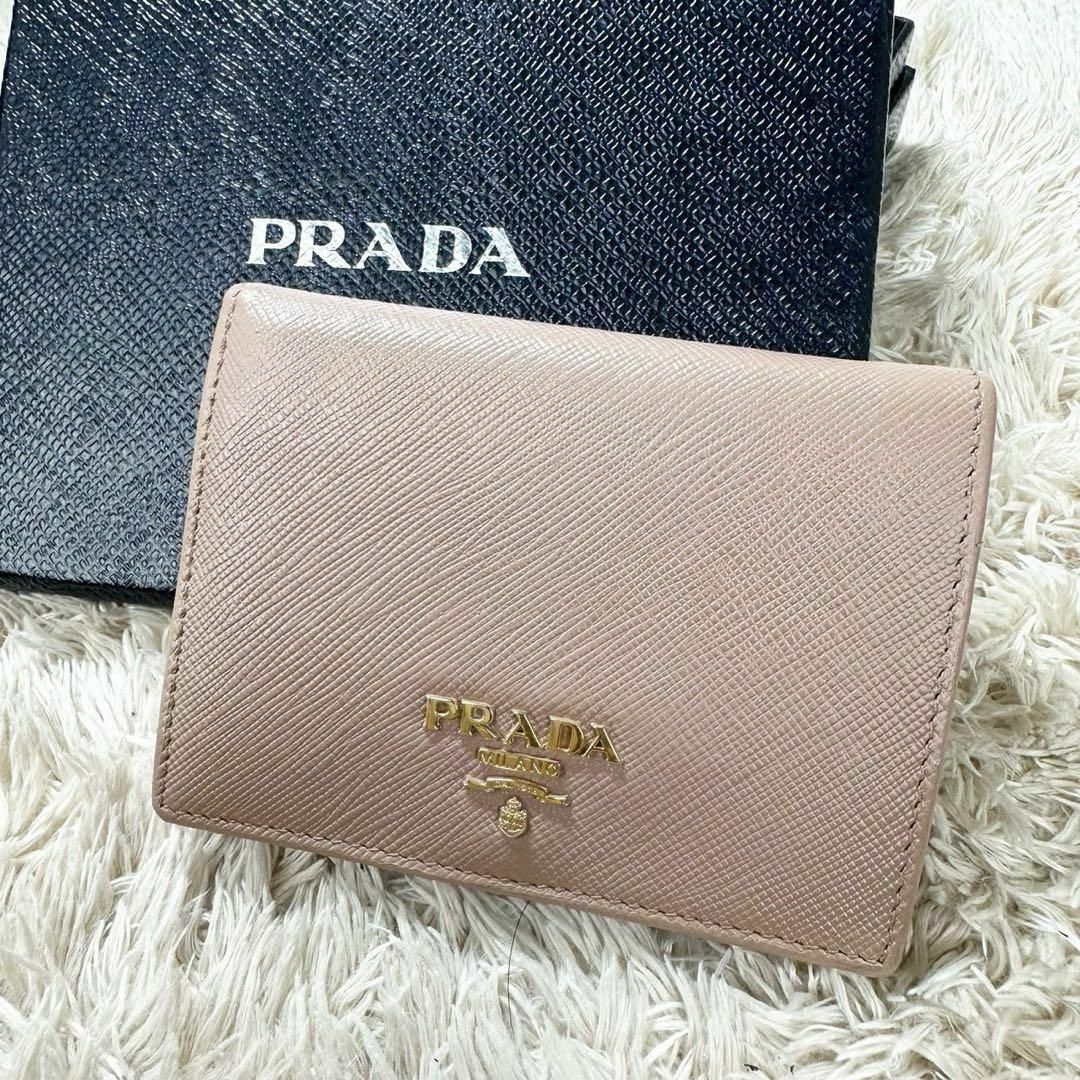 PRADA(プラダ)の【人気】プラダ 二つ折り財布 ベージュ サフィアーノ ゴールドロゴ レディース レディースのファッション小物(財布)の商品写真