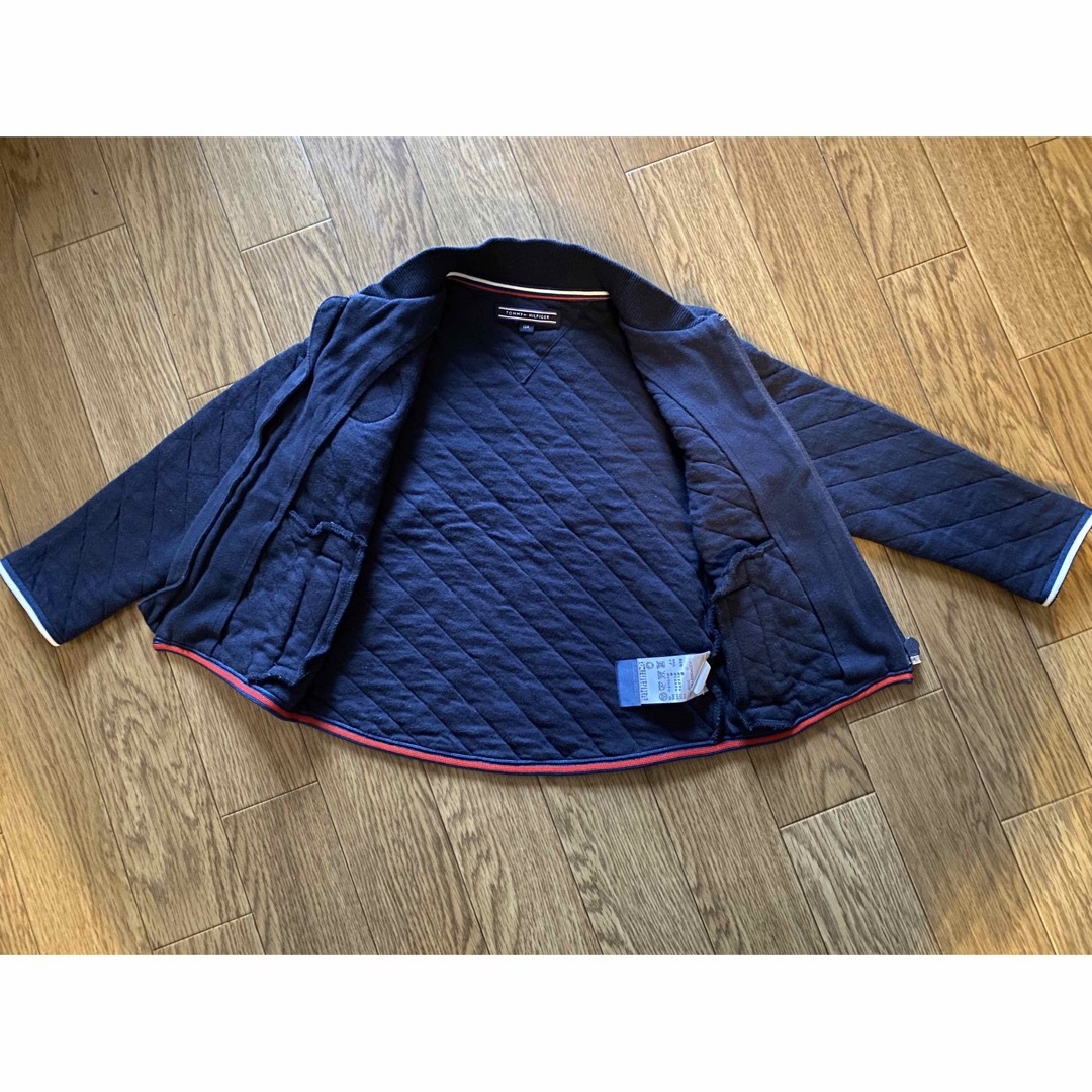 TOMMY HILFIGER(トミーヒルフィガー)の上品フラッグ刺繍TOMMYHILFIGERキルティングジャケット紺ネイビー104 キッズ/ベビー/マタニティのキッズ服男の子用(90cm~)(ジャケット/上着)の商品写真