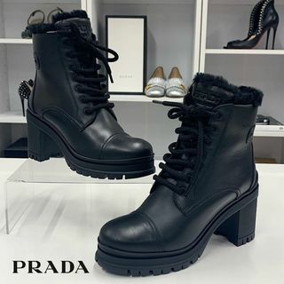 プラダ(PRADA)の8719 未使用 プラダ レザー ロゴ レースアップ ムートンブーツ ブラック(ブーツ)