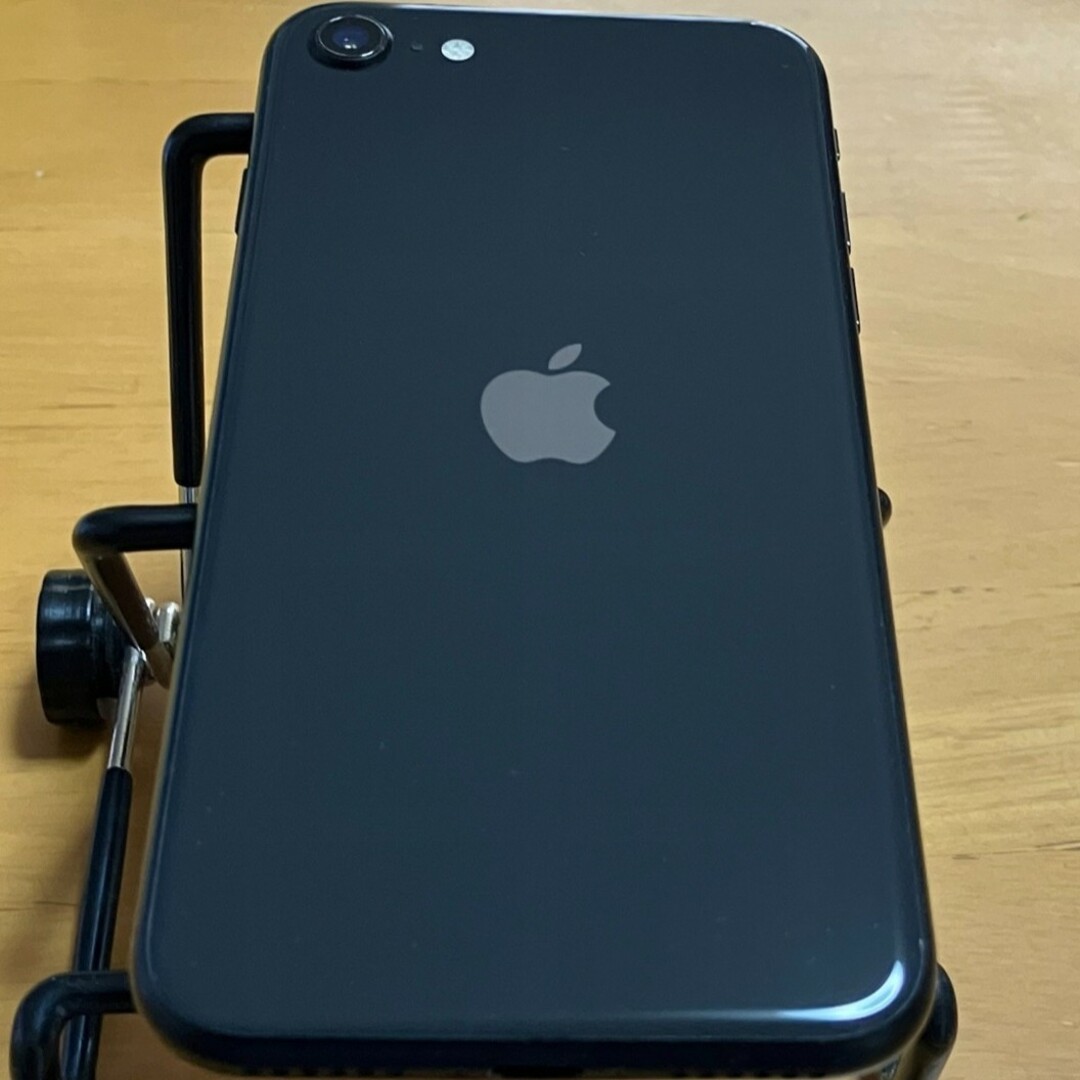 iPhone(アイフォーン)の「たまびた様専用」iPhone SE 第2世代 ブラック 64 GB スマホ/家電/カメラのスマートフォン/携帯電話(スマートフォン本体)の商品写真