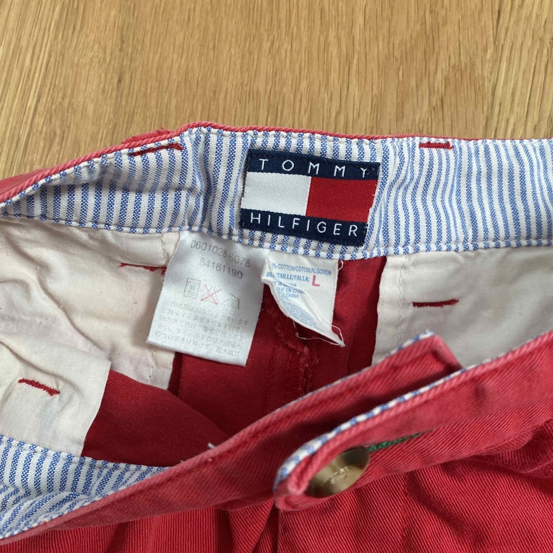 TOMMY HILFIGER(トミーヒルフィガー)のTOMMY HILFIGER 赤色 ショートパンツ Lサイズ 古着 メンズのパンツ(ショートパンツ)の商品写真