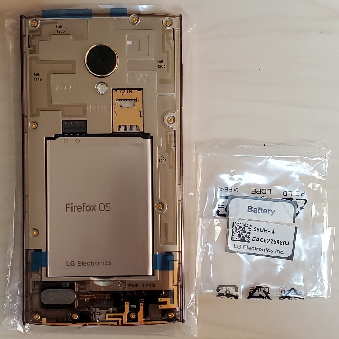 LG Electronics(エルジーエレクトロニクス)の希少 新品未使用 au LG Fx0 LGL25 Firefox OS搭載 スマホ/家電/カメラのスマートフォン/携帯電話(スマートフォン本体)の商品写真