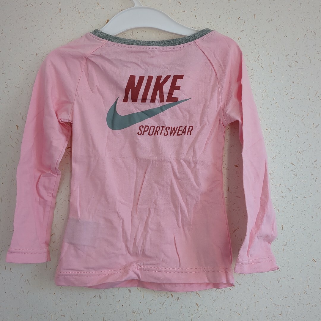 NIKE(ナイキ)のNIKE　長袖Tシャツ　90cm キッズ/ベビー/マタニティのキッズ服女の子用(90cm~)(Tシャツ/カットソー)の商品写真