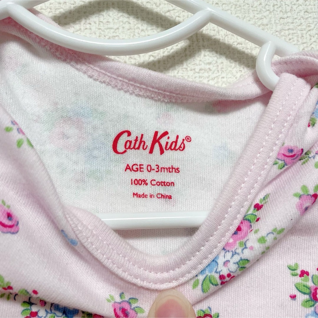 Cath Kidston(キャスキッドソン)のキャスキッドソン　ボディスーツ　50cm 花柄 キッズ/ベビー/マタニティのベビー服(~85cm)(カバーオール)の商品写真