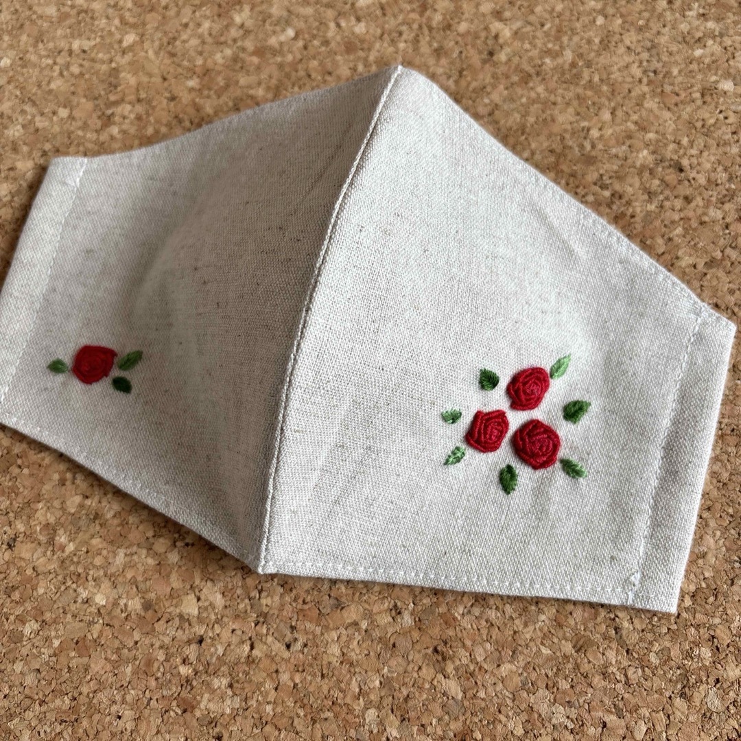 赤い薔薇　手刺繍入　マスク　ハンドメイド ハンドメイドのファッション小物(その他)の商品写真