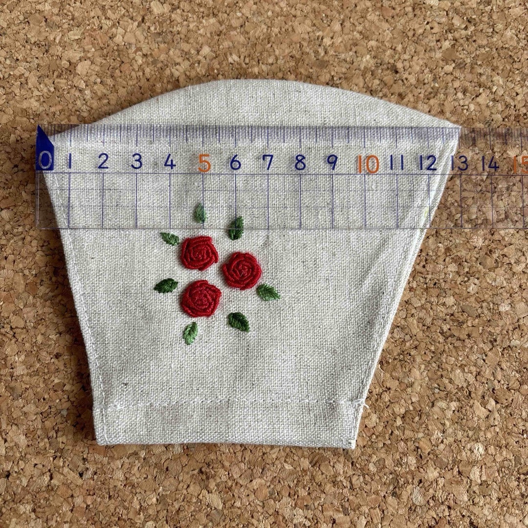 赤い薔薇　手刺繍入　マスク　ハンドメイド ハンドメイドのファッション小物(その他)の商品写真