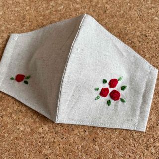 赤い薔薇　手刺繍入　マスク　ハンドメイド(その他)