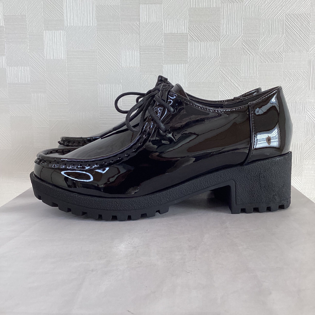 FLICKA(フリッカ)の新品　ノーフォールflicka   チロリアン　ローファー　ブラックエナメル レディースの靴/シューズ(ローファー/革靴)の商品写真