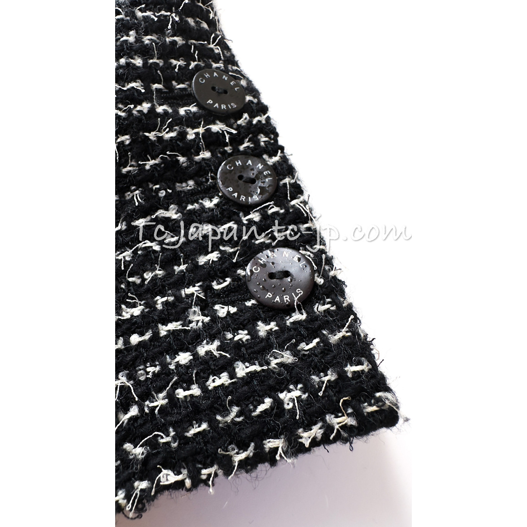 CHANEL(シャネル)のシャネル スーツ CHANEL ブラック ホワイト カメリア ブローチ３つ付 ツイード ダブル ジャケット 水滴 CCボタン スカート 美品 36 38 レディースのフォーマル/ドレス(スーツ)の商品写真