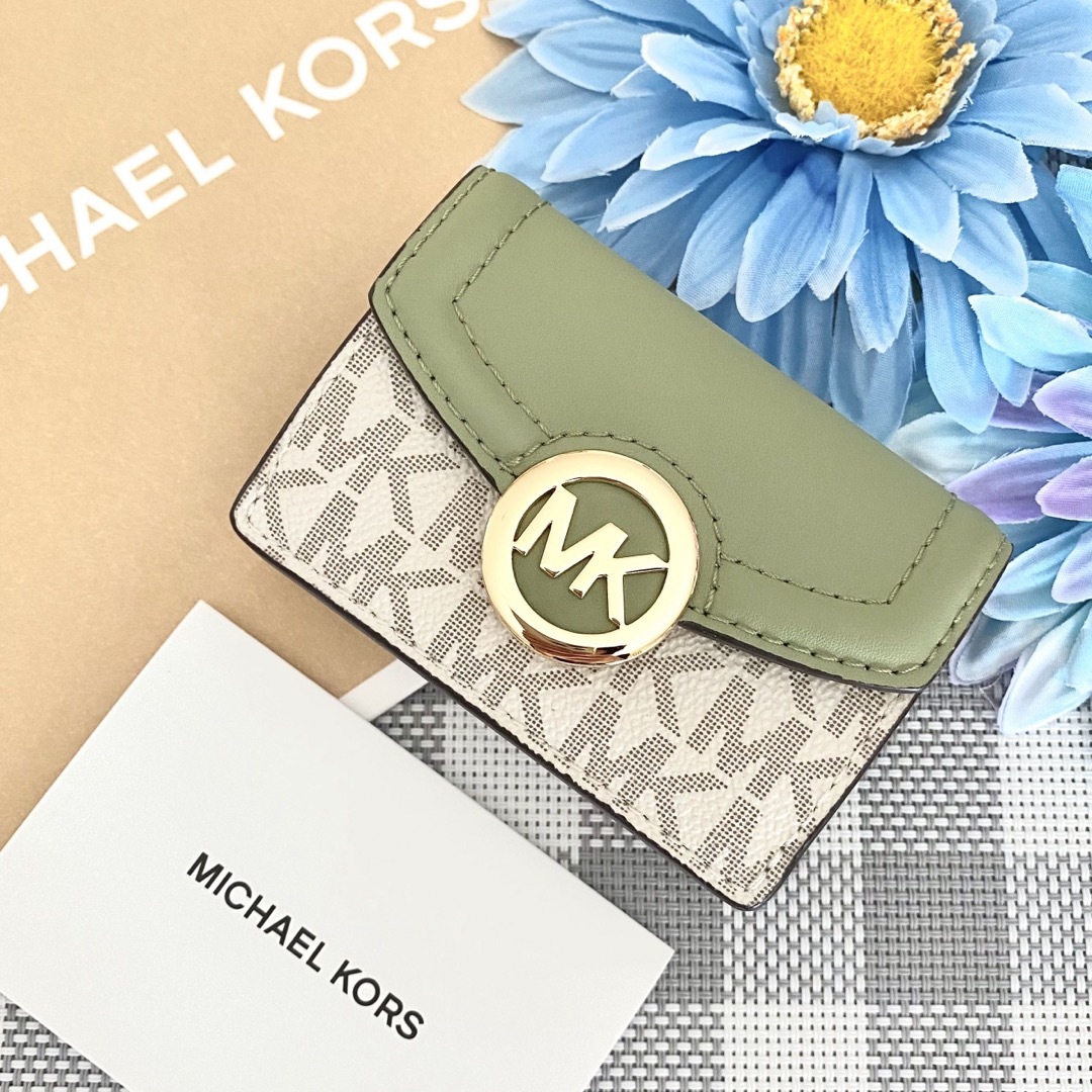 《新品》MICHAEL KORS グリーン シグネチャー レザー 折り財布折り財布