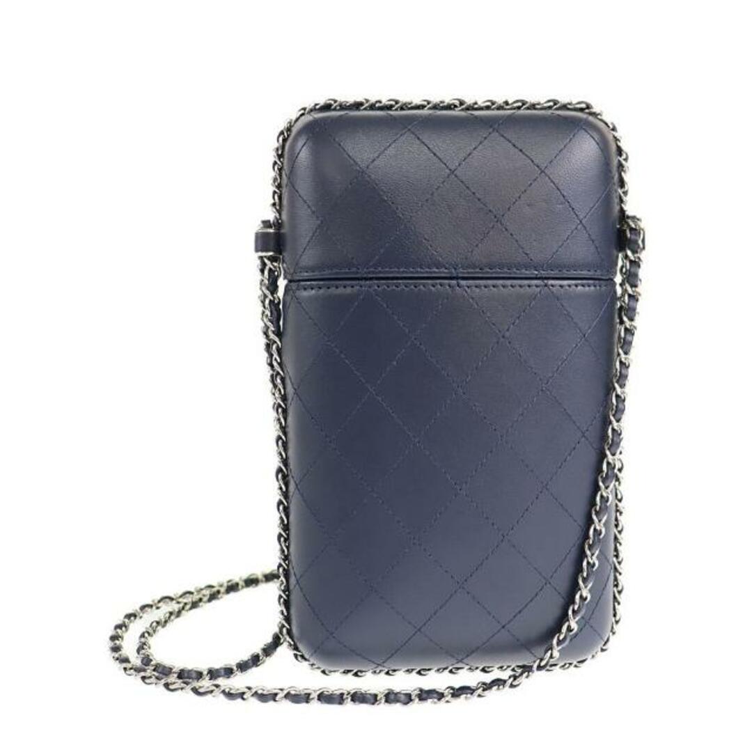 CHANEL(シャネル)のシャネル スマホショルダー フォンケース ココマーク 中古 ネイビー シルバー金具 レザー CHANEL 【中古】 | 肩掛け 紺 チェーンショルダー ポーチ カバン レディース ファッション ハイブランド Aランク スマホ/家電/カメラのスマホアクセサリー(その他)の商品写真