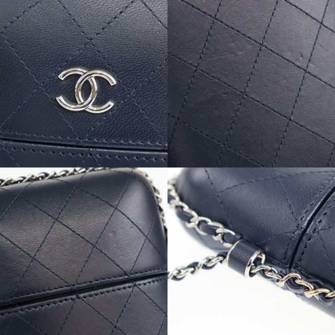 CHANEL(シャネル)のシャネル スマホショルダー フォンケース ココマーク 中古 ネイビー シルバー金具 レザー CHANEL 【中古】 | 肩掛け 紺 チェーンショルダー ポーチ カバン レディース ファッション ハイブランド Aランク スマホ/家電/カメラのスマホアクセサリー(その他)の商品写真