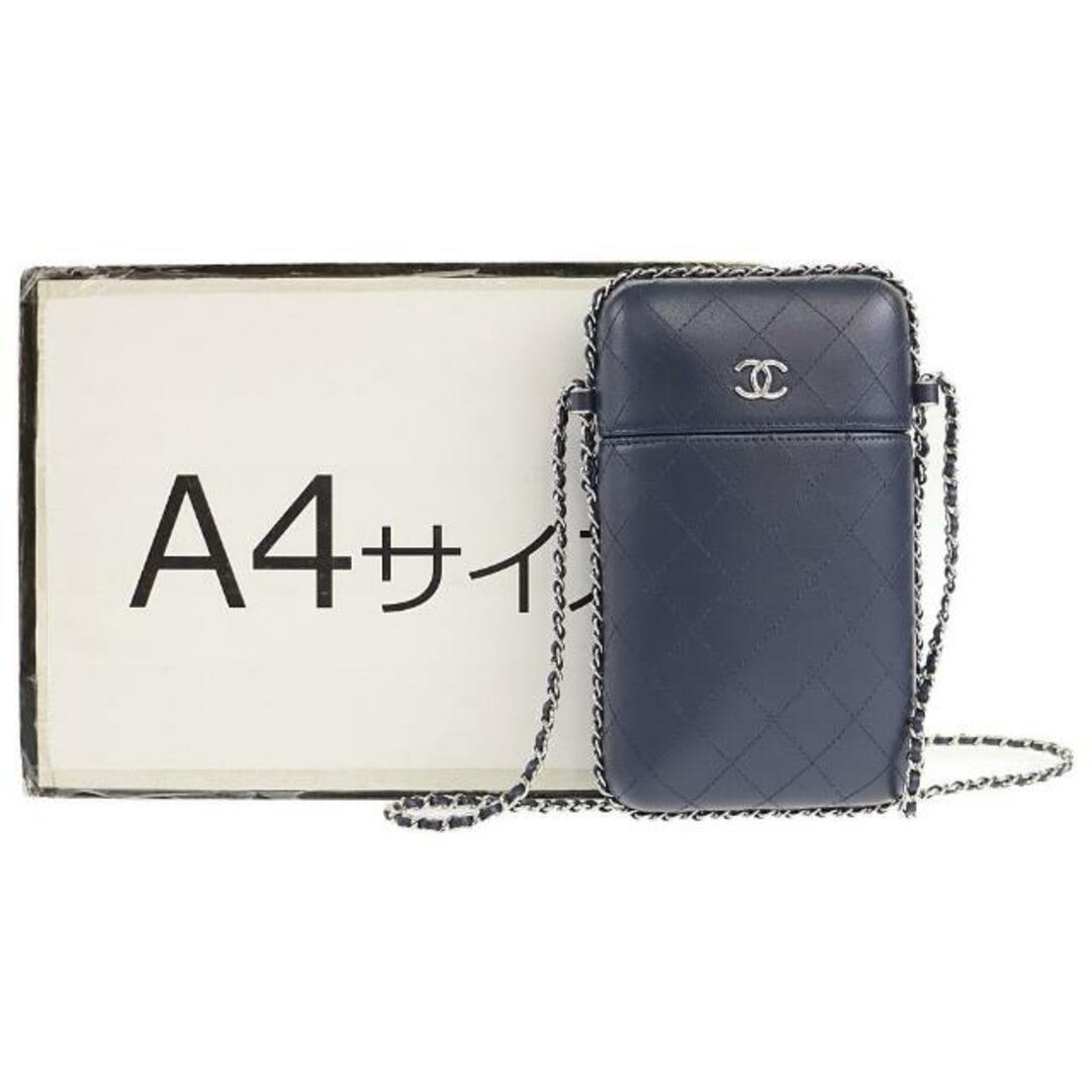 CHANEL(シャネル)のシャネル スマホショルダー フォンケース ココマーク 中古 ネイビー シルバー金具 レザー CHANEL 【中古】 | 肩掛け 紺 チェーンショルダー ポーチ カバン レディース ファッション ハイブランド Aランク スマホ/家電/カメラのスマホアクセサリー(その他)の商品写真