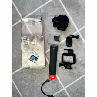 ゴープロ(GoPro)のGoPro HERO7 white（ケース、アクセサリー付き）(ビデオカメラ)