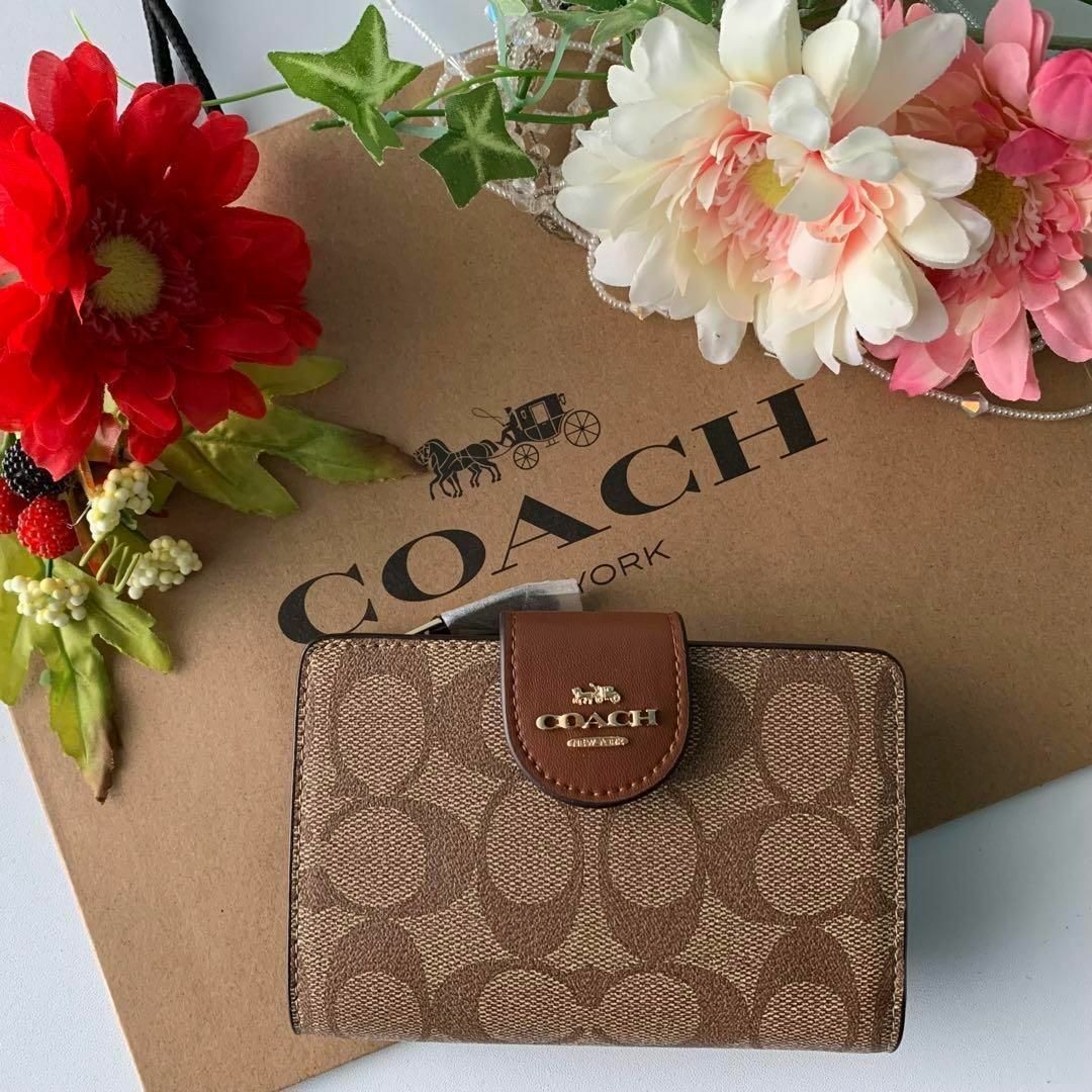 ディズニーCOACH コーチ 二つ折り財布 カーキ サドルブラウン ベージュ ボタンロゴ