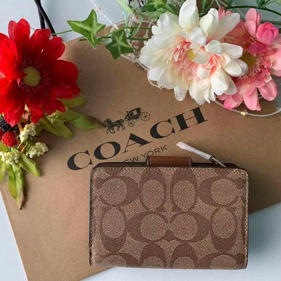 COACH(コーチ)のCOACH コーチ 二つ折り財布 カーキ サドルブラウン ベージュ ボタンロゴ レディースのファッション小物(財布)の商品写真