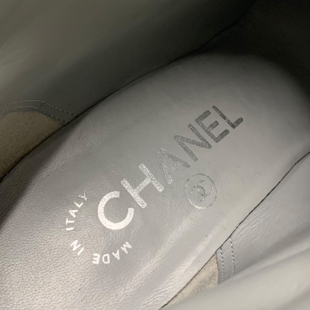 CHANEL(シャネル)のシャネル CHANEL ブーツ ショートブーツ 靴 シューズ スエード グレー ココマーク レディースの靴/シューズ(ブーツ)の商品写真