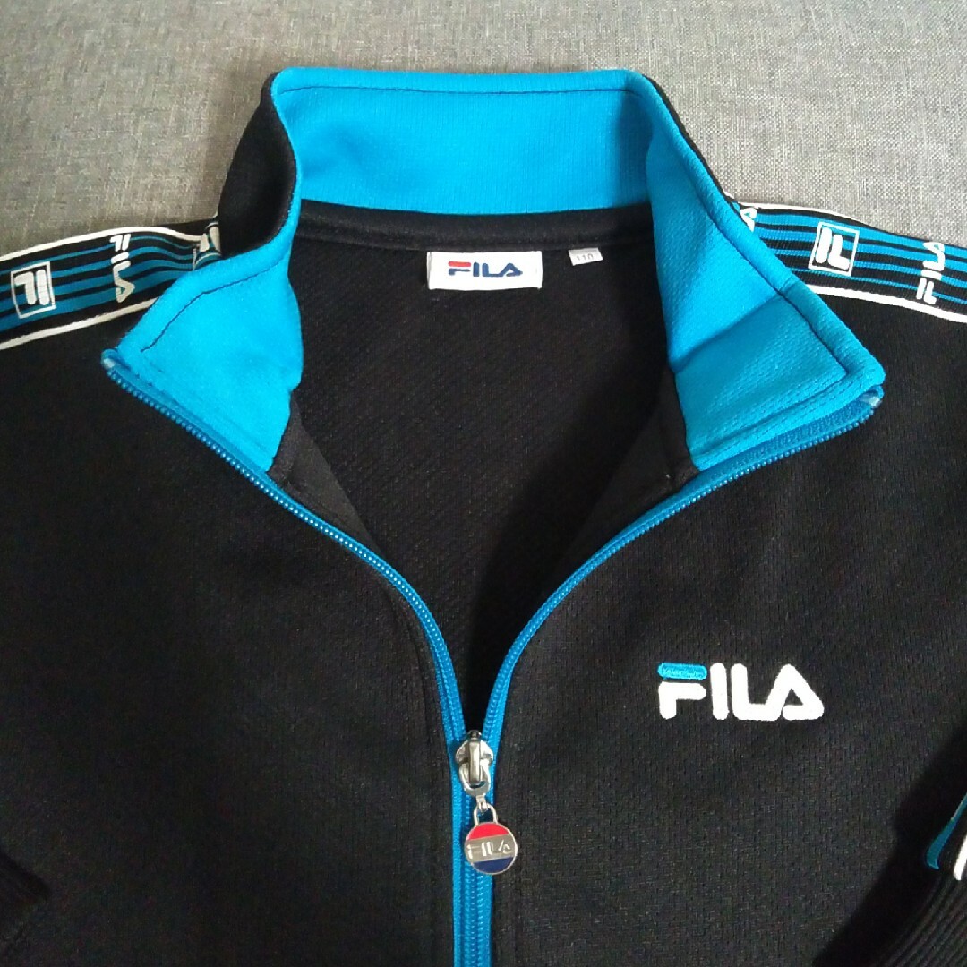 FILA(フィラ)の美品　フィラ　バックプリント　ジャージ　ジップアップジャケット　黒　110 キッズ/ベビー/マタニティのキッズ服男の子用(90cm~)(ジャケット/上着)の商品写真