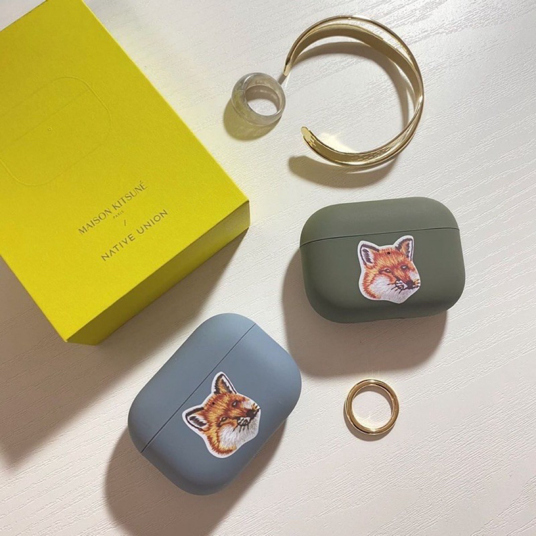 MAISON KITSUNE'(メゾンキツネ)のメゾンキツネ AirPods Pro ケース (グレー) スマホ/家電/カメラのスマホアクセサリー(モバイルケース/カバー)の商品写真