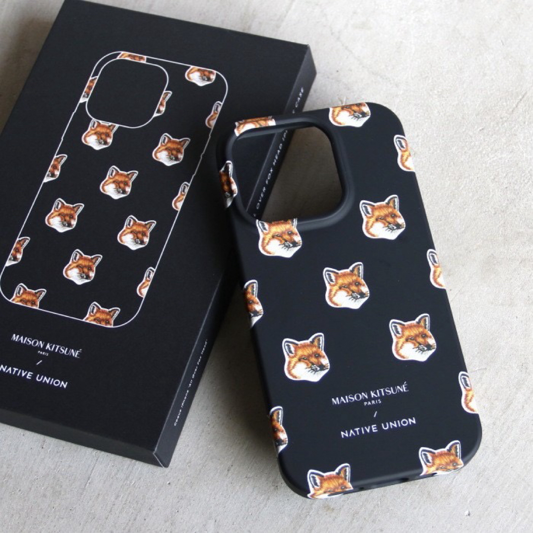 MAISON KITSUNE'(メゾンキツネ)のメゾンキツネ All Over Fox iPhone 15 Pro ケース スマホ/家電/カメラのスマホアクセサリー(iPhoneケース)の商品写真