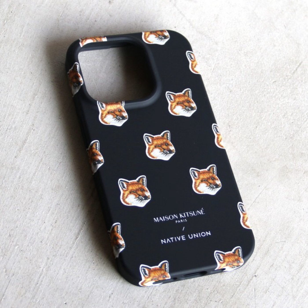 MAISON KITSUNE'(メゾンキツネ)のメゾンキツネ All Over Fox iPhone 15 Pro ケース スマホ/家電/カメラのスマホアクセサリー(iPhoneケース)の商品写真