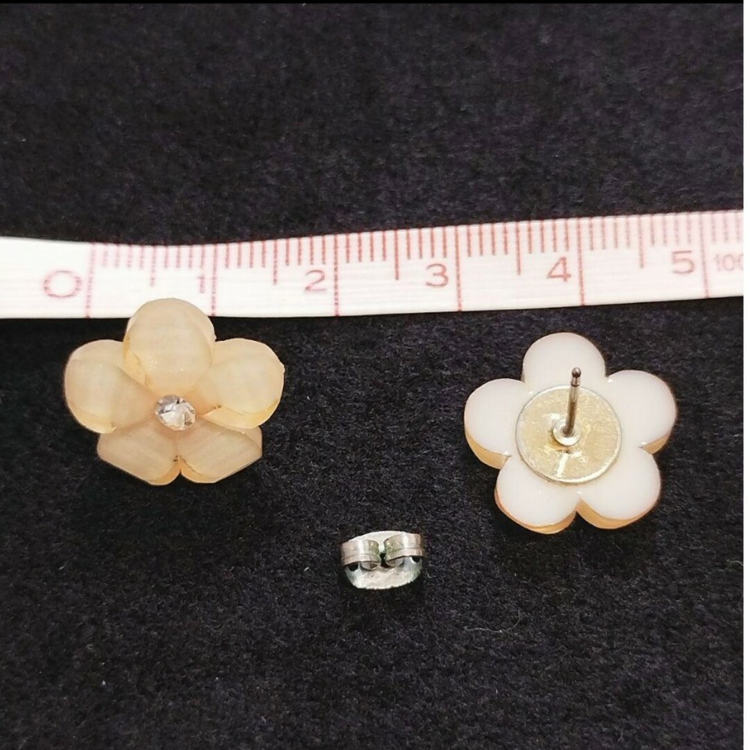 フラワーピアス　花　ピアス レディースのアクセサリー(ピアス)の商品写真