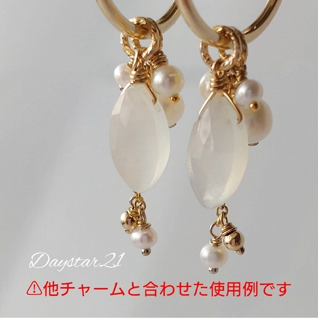 p606 天然石ピアス☆ホワイトムーンストーンとアイオライトのセットチャーム ハンドメイドのアクセサリー(ピアス)の商品写真