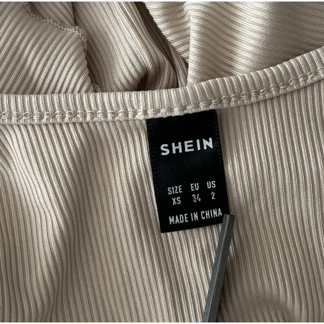 SHEIN(シーイン)のレタストリム ヘソ見え クロップトップス ベージュ カーキ リボン フリル 長袖 レディースのトップス(その他)の商品写真