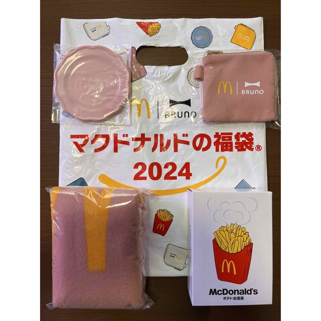 マクドナルド　2024　福袋　ピンク エンタメ/ホビーのコレクション(ノベルティグッズ)の商品写真