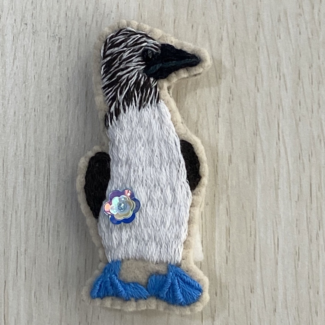 鳥の刺繍ブローチハンドメイド ハンドメイドのアクセサリー(コサージュ/ブローチ)の商品写真