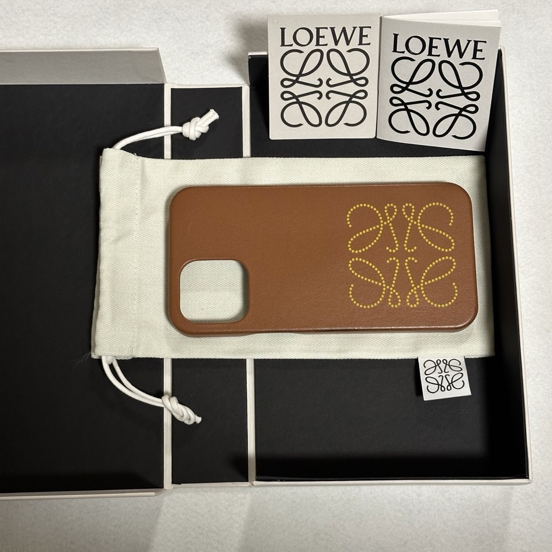 LOEWE(ロエベ)の【国内完売品】【24時間以内発送】ロエベ　iPhone12promaxケース エンタメ/ホビーのコレクション(その他)の商品写真