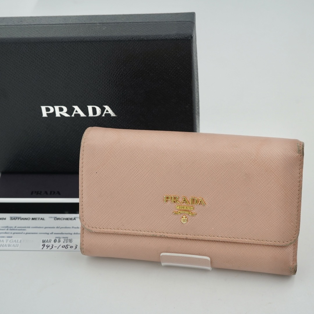 PRADA(プラダ)の【美品】PRADA  プラダ　箱、保証書付　三つ折り　ピンク レディースのファッション小物(財布)の商品写真