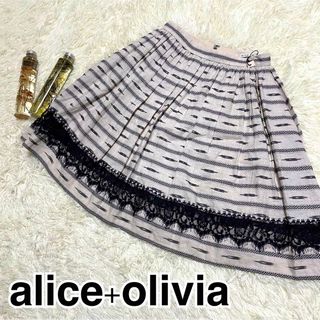 アリスアンドオリビア(Alice+Olivia)の未使用に近い　アリスアンドオリビア　フレアスカート　総柄　アイボリー　2(ひざ丈スカート)