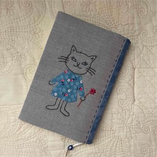 ハンドメイドのブックカバー、文庫本サイズ　刺繍　ネコちゃん(ブックカバー)