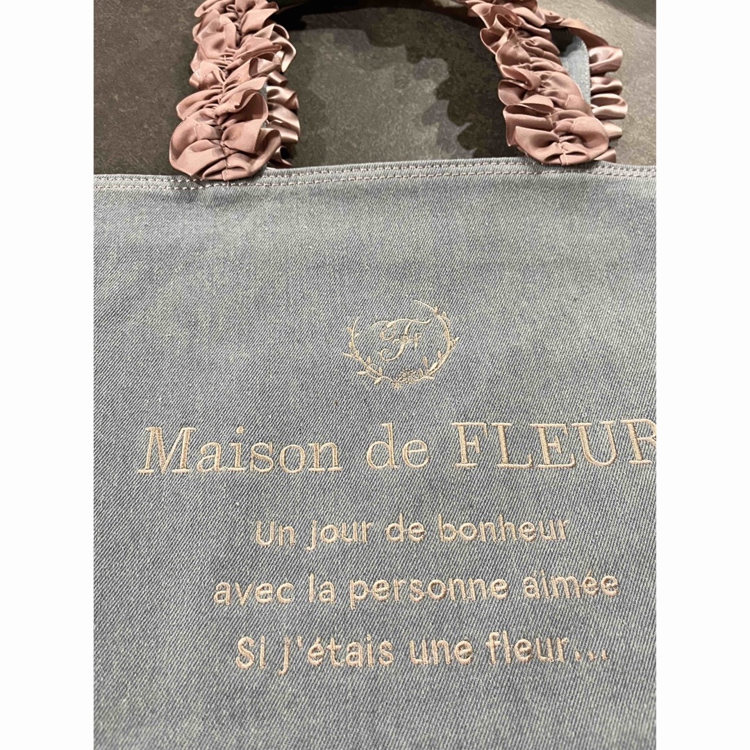 Maison de FLEUR(メゾンドフルール)のメゾンドフルール　フリルハンドルトートバッグ　Mサイズ　大容量　ジーンズ レディースのバッグ(トートバッグ)の商品写真